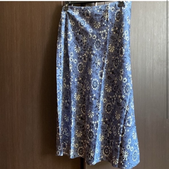 Club Monaco Trycia Skirt size 6 Floral Blue Midi Skirt Floral - Picture 2 of 2
